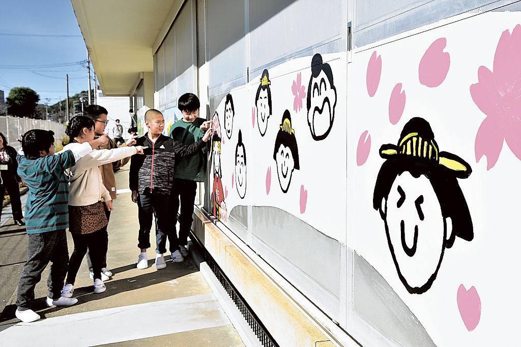 完成したデザインアートを眺める子どもたち＝浜松市北区細江町の浜松みをつくし特別支援学校