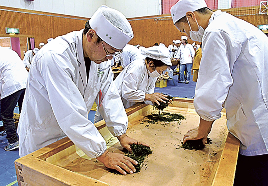 手もみ茶の製茶技術を競う職人ら＝１６日午後、藤枝市岡部町