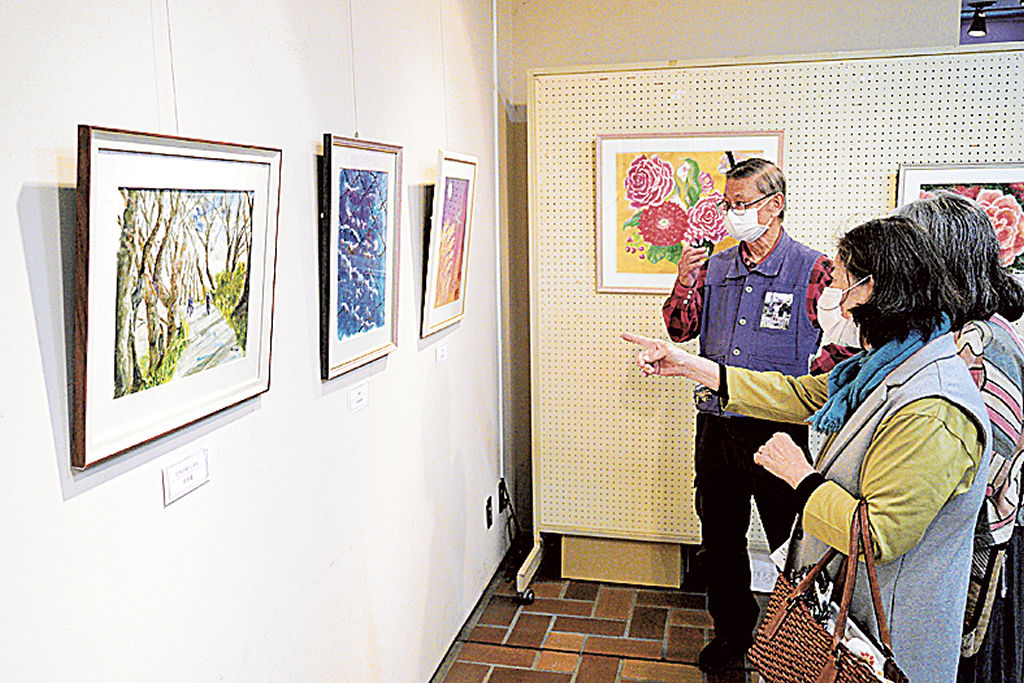 絵画や書など多様な作品が並ぶ作品展＝島田市のプラザおおるり