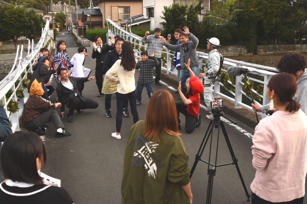 映画撮影に臨む生徒や学生ら＝松崎町の浜丁橋