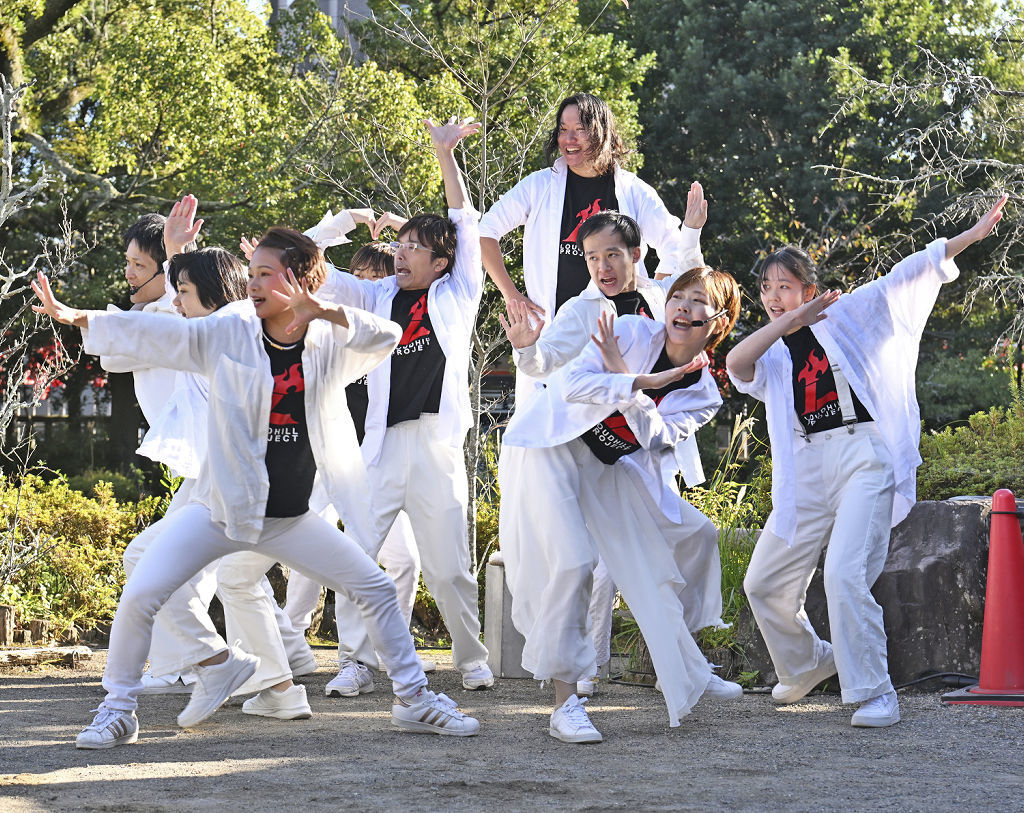 徳川家康公を題材にしたダンスパフォーマンスを披露するメンバーたち＝静岡市葵区の静岡浅間神社