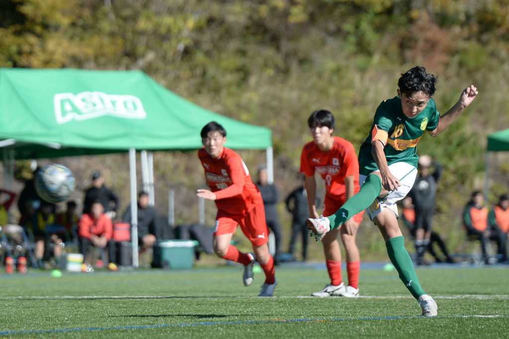 静岡学園高ー履正社高 試合終了間際、PKで決勝点を挙げる静岡学園高のMF高田(右端)=エスプラットフジスパーク