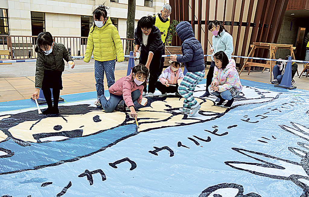 巨大塗り絵を楽しむ子どもたち＝浜松市中区の新川モール