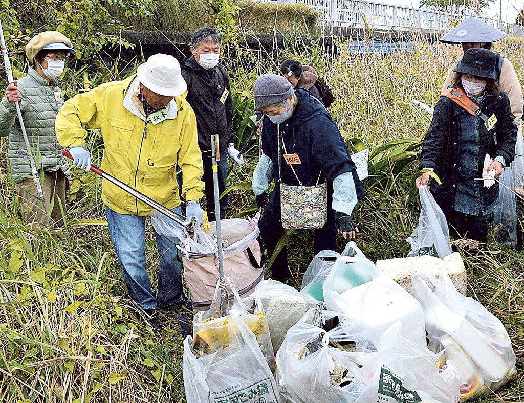 山田さん（右端）の呼びかけで清掃作業に取り組む仲間＝浜松市西区の中之島