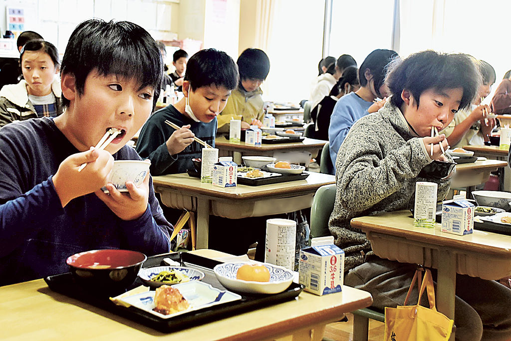 和食器でだしのきいた食事を味わう児童＝三島市立北小（写真の一部を加工しています）