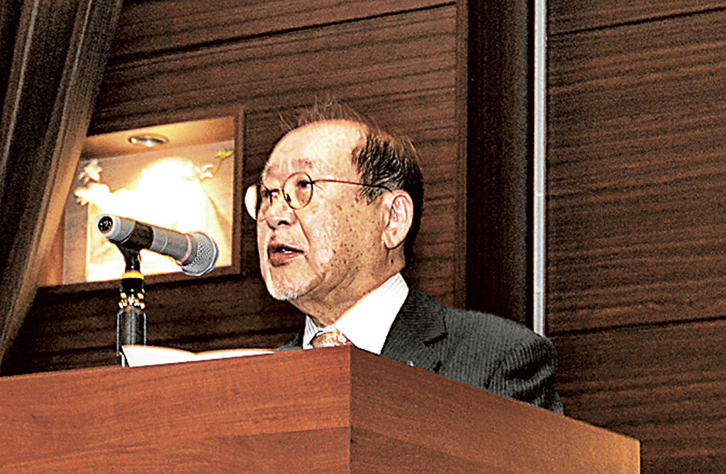 70周年式典で式辞を述べる飯塚会長=静岡市葵区