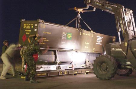 英国のイラクでの作戦で、トーネード戦闘機への搭載準備中のストームシャドー＝２００３年３月（ロイター＝共同）