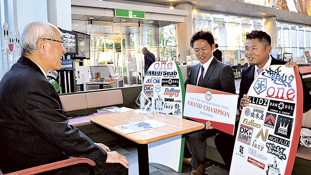 今季の成績を田村町長（左）に報告する山田さん（中央）と鈴木さん＝吉田町役場