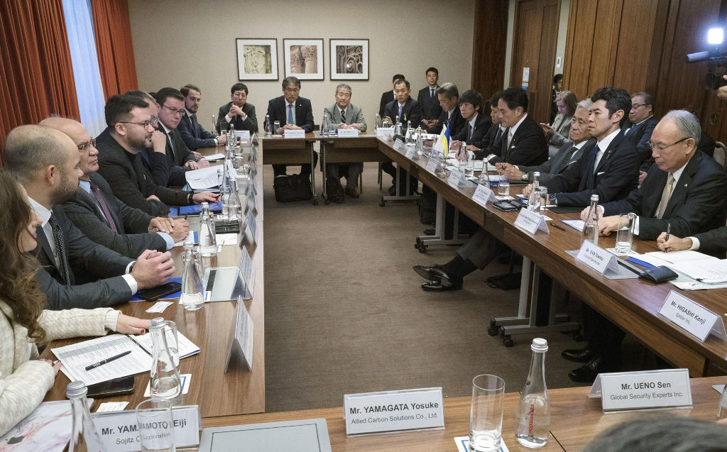 ウクライナ・キーウで経済省高官らと会談する日本企業の代表者ら（右列）＝２０日（共同）