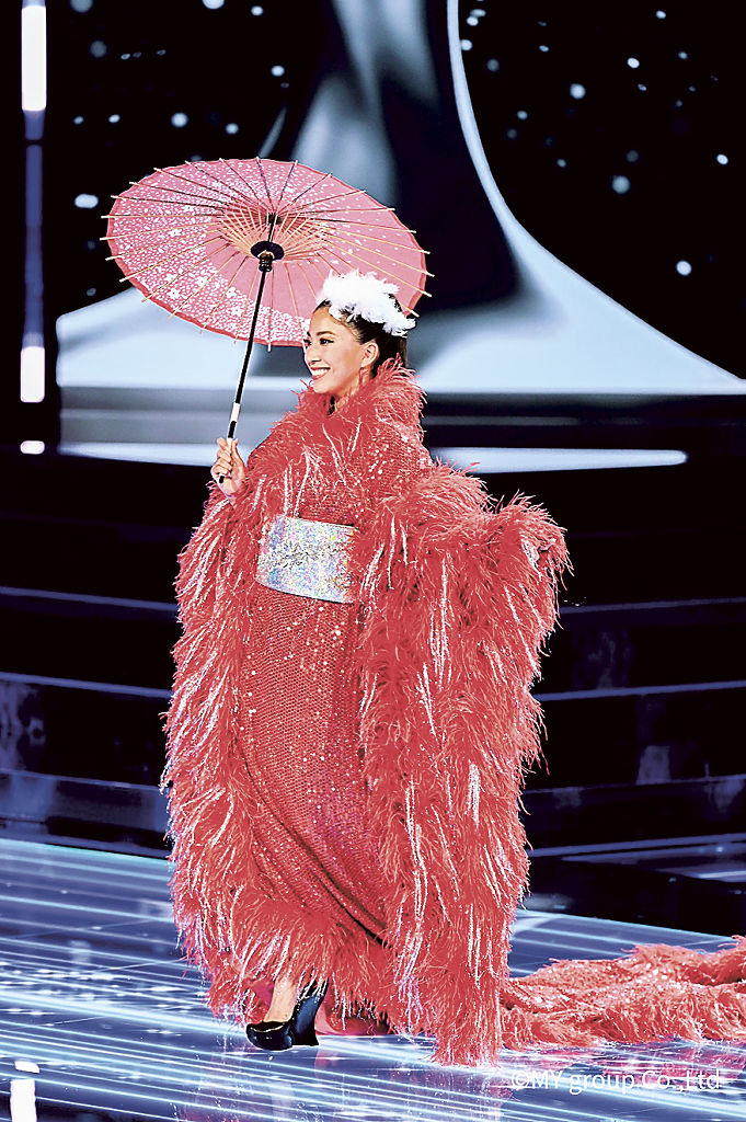 着物をテーマにした紅白の衣装で日本文化をアピールする宮崎莉緒さん（ミス・ユニバース・ジャパン運営事務局提供）