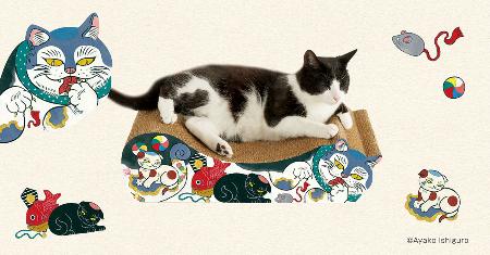 新日本カレンダーが発売した猫用爪研ぎ「石黒亜矢子コラボ　招福まねきごろん猫」