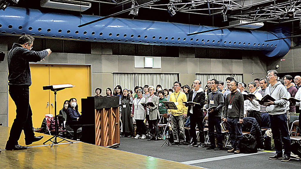 本番に向けて練習に取り組む合唱団のメンバーら＝浜松市中区の浜松科学館