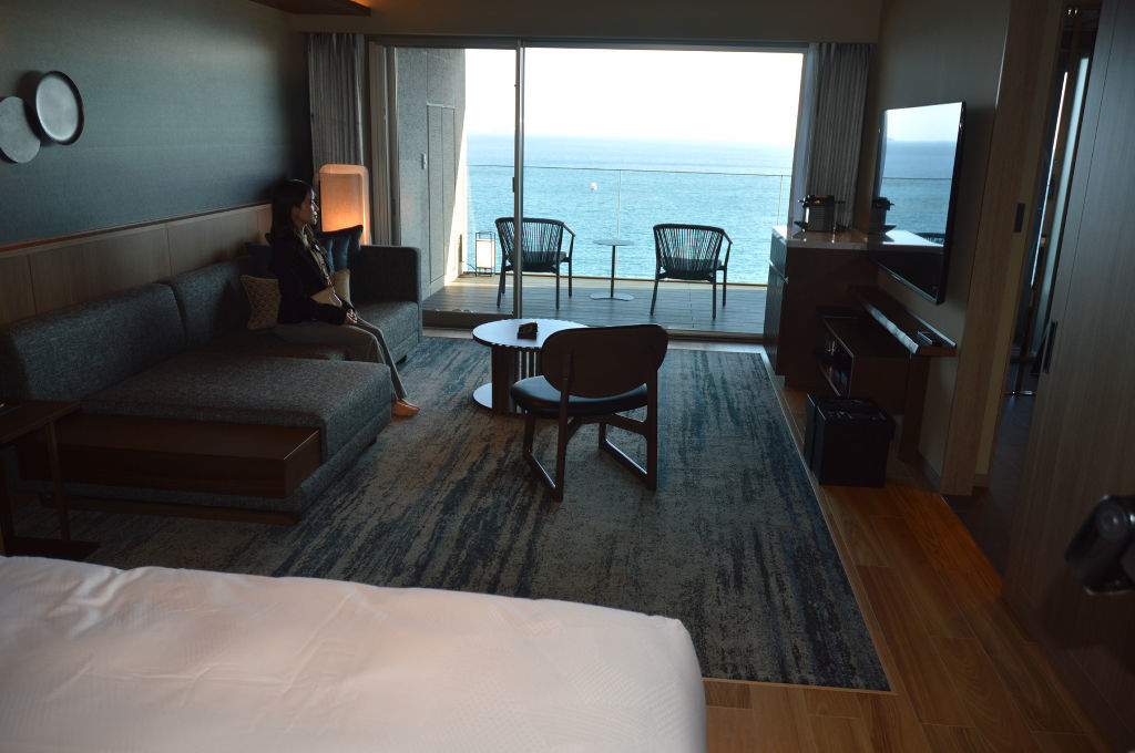 大海原の絶景を楽しめる客室。全客室に露天風呂が付いている＝２２日午後、熱海市伊豆山の佳ら久