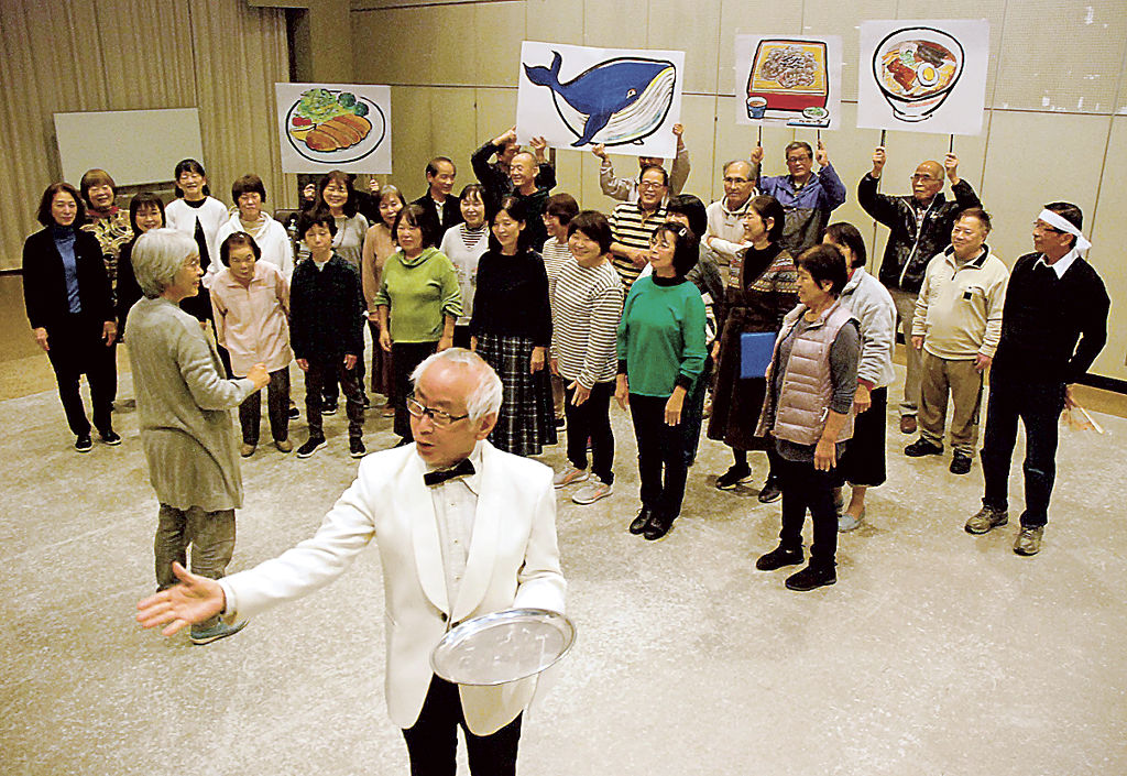 公演に向けて練習する混声合唱団モルゲンローテのメンバー＝富士市の富士川ふれあいホール