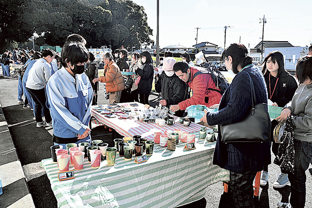 手作りの商品を販売する生徒（左）＝富士宮市の富士特別支援学校富士宮分校