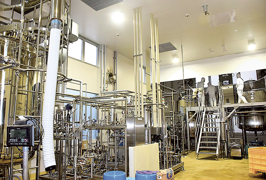 １０月から本格稼働した無菌充填液体だしの製造ライン＝焼津市田尻