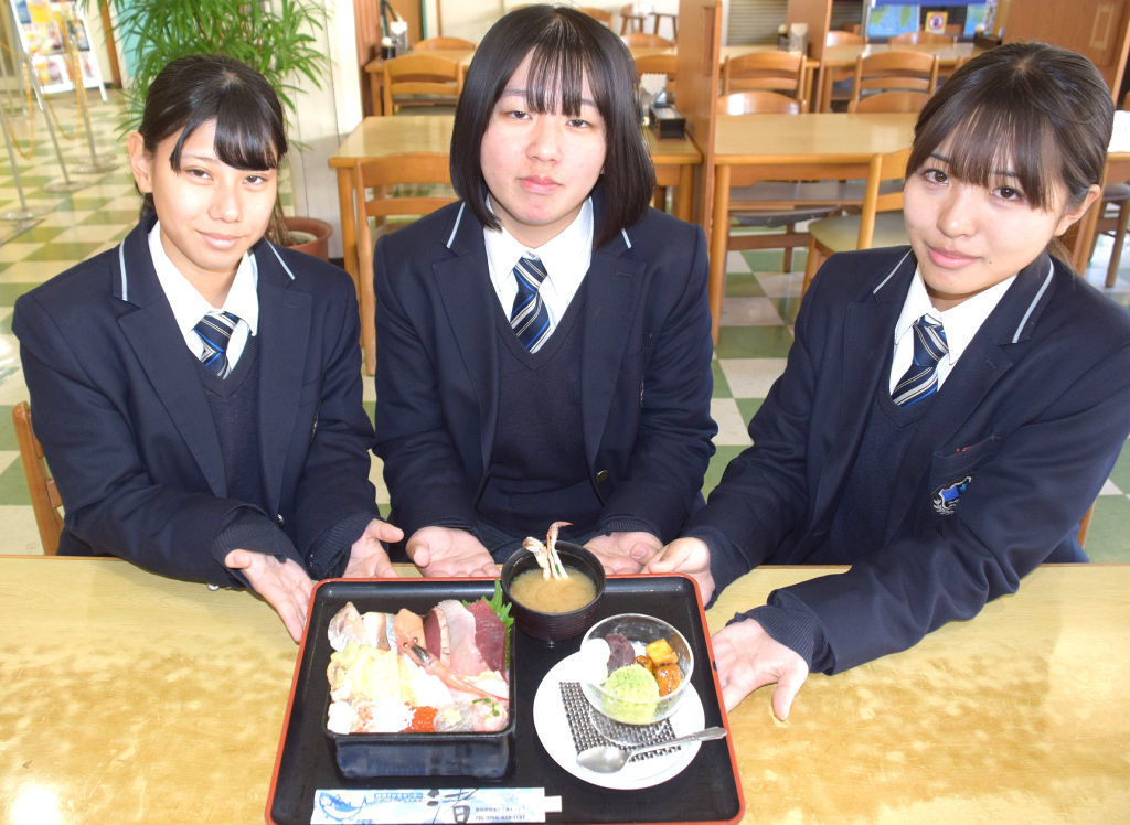 特製海鮮丼を開発した生徒たち＝焼津市八楠の焼津さかなセンター「さかな大食堂　渚」