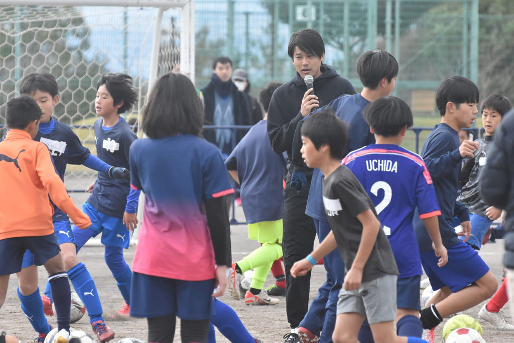 子どもを指導する内田篤人さん（奥中央）＝２５日午前、函南町のかんなみスポーツ公園