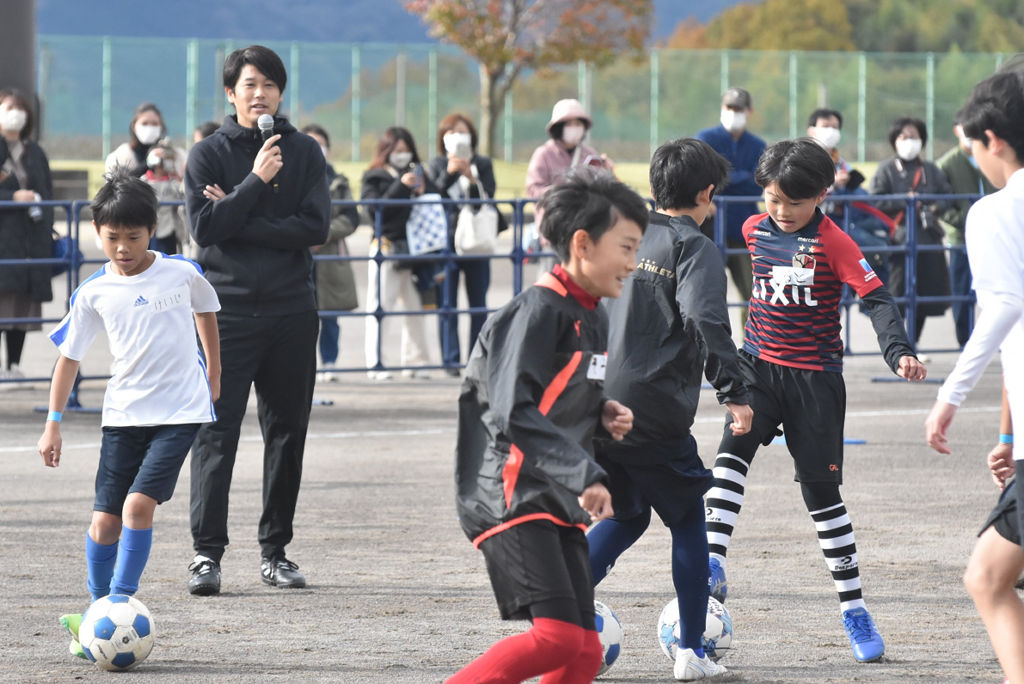 指導する内田篤人さん（左から２人目）＝２５日午前、函南町のかんなみスポーツ公園