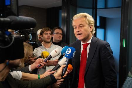 ２４日、オランダ南部ハーグで報道陣の取材に応じる自由党のウィルダース党首（ゲッティ＝共同）