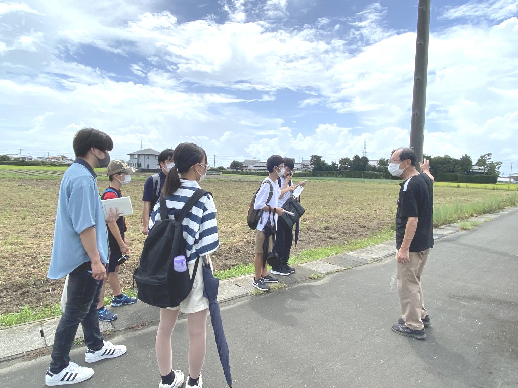 地域住民に聞き取りをする浜名高史学部の生徒ら＝２０２２年８月、磐田市（同校提供）