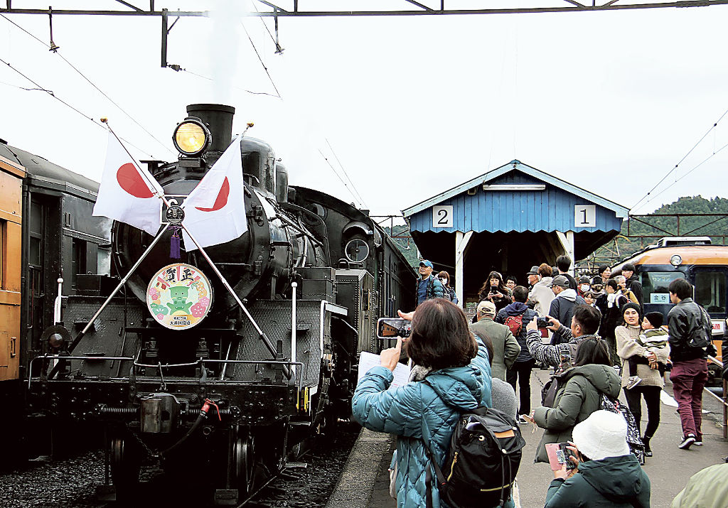 正月を祝うヘッドマークと日章旗を装着して運行したＳＬ＝大井川鉄道新金谷駅