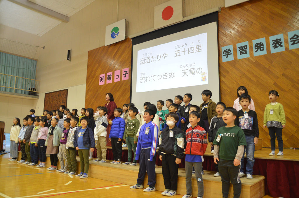 記念式典で校歌を合唱する児童たち＝浜松市南区の河輪小