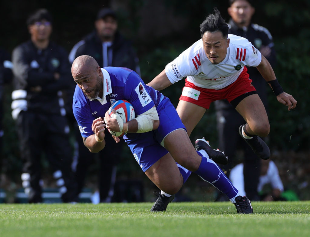 静岡―トヨタ第１試合　前半、静岡・タヒトゥア（左）がこの試合１本目のトライ＝ヤマハ大久保グラウンド（写真部・二神亨）