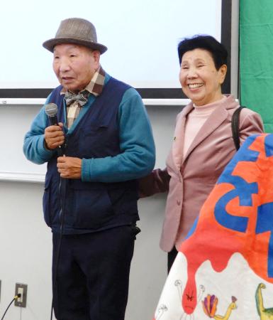 浜松市で開かれた死刑廃止を求める集会を訪れ、あいさつする袴田巌さん。右は姉ひで子さん＝２５日（支援者の山崎俊樹さん提供）