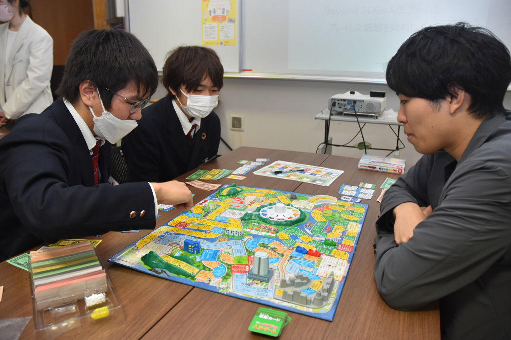 ゲームを体験する生徒（左）＝浜松市中区の浜松開誠館中・高