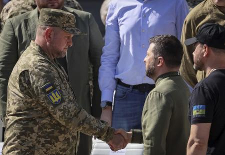 ウクライナのゼレンスキー大統領（右）とザルジニー軍総司令官＝８月、キーウ（ロイター＝共同）