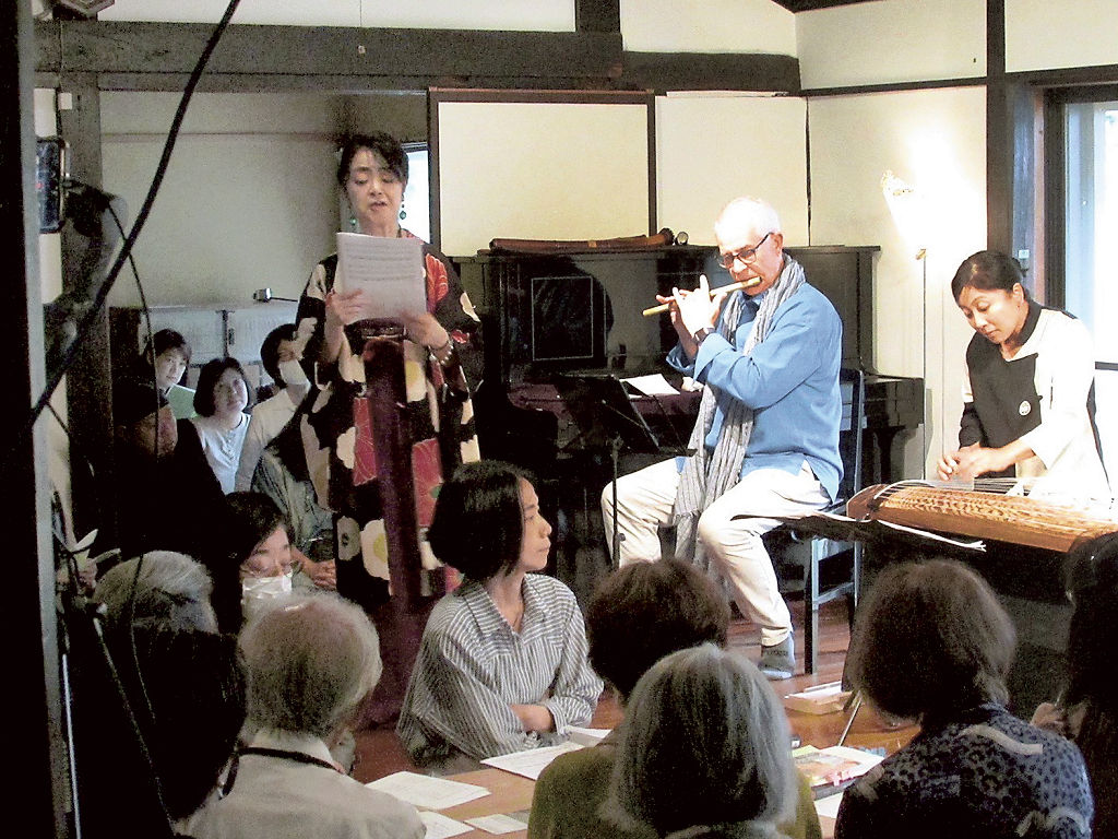 現代邦楽作品「日本の庭で」を演奏するきむらさん（左）ら＝伊豆の国市の「知半庵」