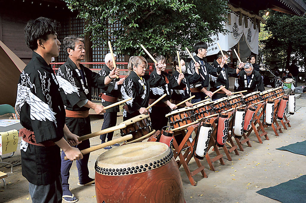 太鼓と笛の音を響かせる笛伶会のメンバー＝熱海市の今宮神社