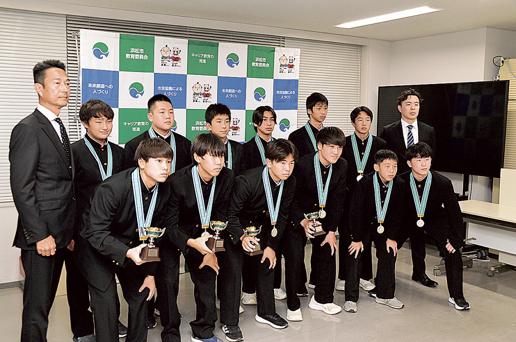 宮崎教育長（左端）に準優勝を報告したピシーナ静岡の選手たち＝浜松市中区の市教委