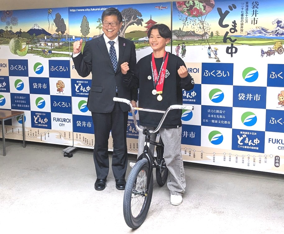 自転車ＢＭＸフリースタイル・パークのボーイズで年間王者となった清水君（右）＝袋井市役所