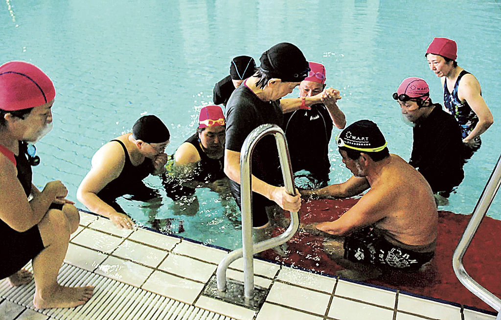 水中での運動の指導方法を学ぶ参加者＝富士市の県富士水泳場