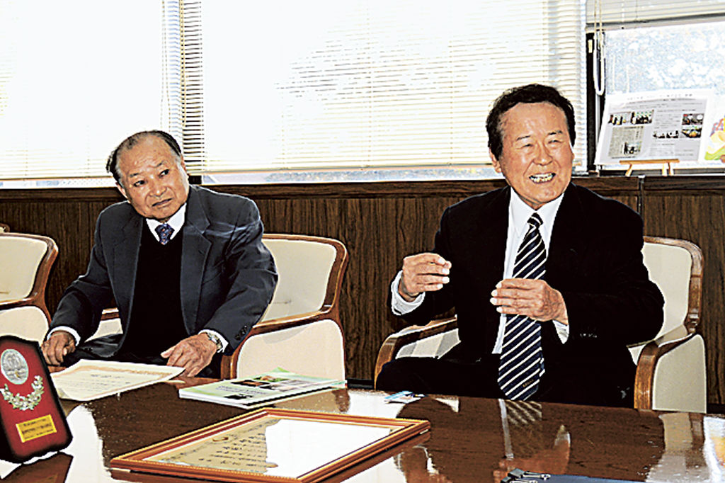 受賞の喜びを語る三浦会長（右）＝菊川市役所