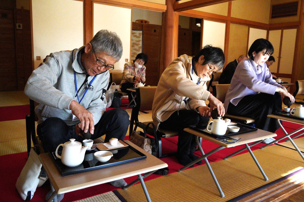 お茶のおいしい入れ方を学ぶ参加者＝２６日、川根本町の道の駅「フォーレなかかわね茶茗館」