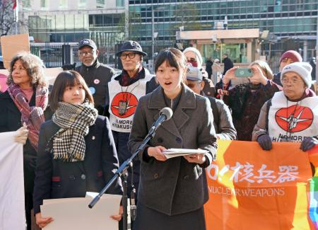 米ニューヨークの国連本部前で行われた集会で話す「高校生平和大使」の尾崎心泉さん（中央）。左は安野美乃里さん＝２８日（共同）
