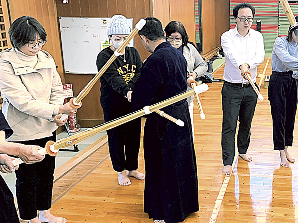 剣道を体験する参加者＝長泉町