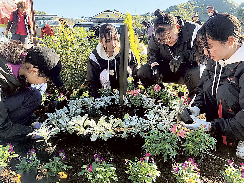 花の苗を植栽する田方農高の生徒＝伊豆の国市の蛭ケ島公園
