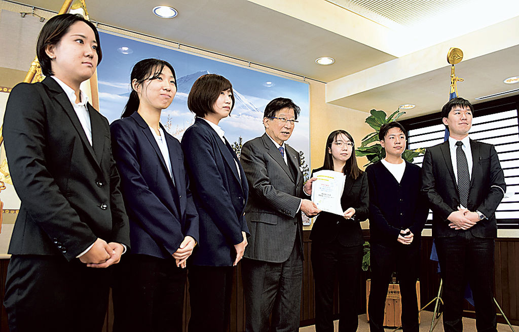 川勝知事（中央）に困窮する大学生の支援に向けた提案書を届けるメンバー＝県庁