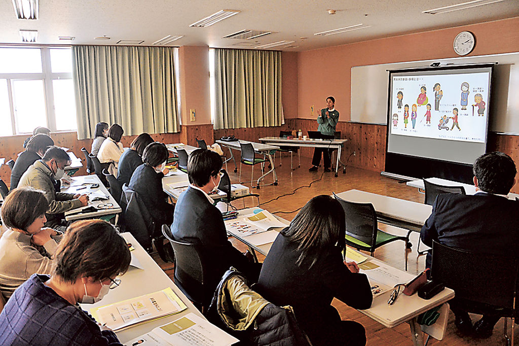 矯正施設職員らが被災者支援について学んだ研修会＝２９日午後、静岡市駿河区の市健康文化交流館「来・て・こ」