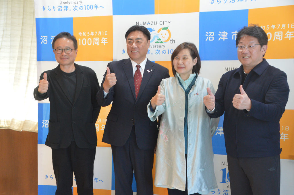 頼重市長（左から２人目）を表敬訪問した張処長（同３人目）と台湾の観光関係者＝沼津市役所