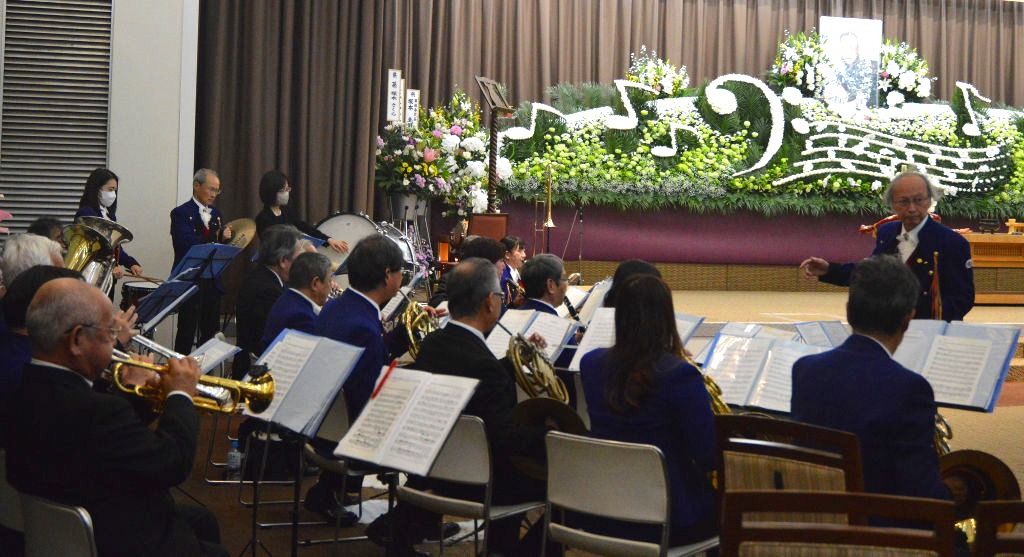 塚本好司さんの葬儀で演奏する浜松市民吹奏楽団の団員ら＝３０日正午ごろ、浜松市中区