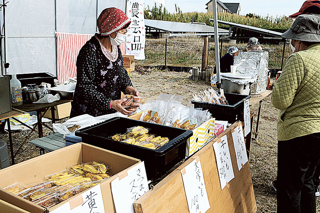 イモ料理を販売するメンバー＝掛川市千浜
