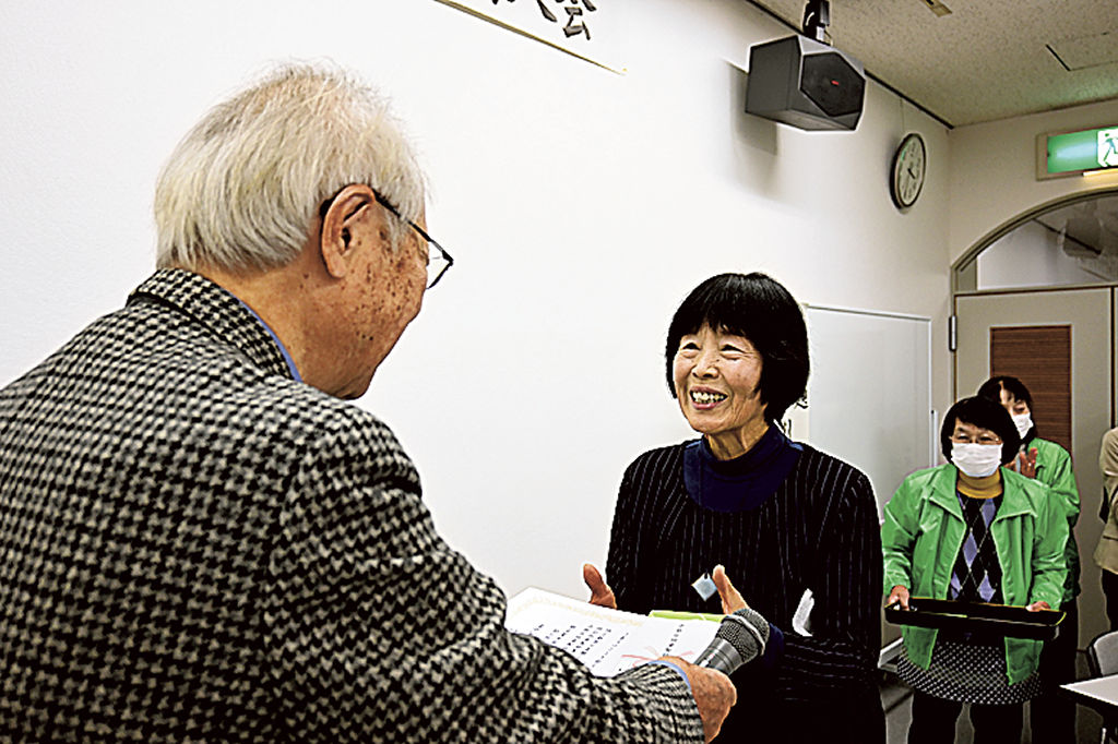 表彰を受ける最高賞の永井さん＝静岡市駿河区の男女共同参画センターあざれあ