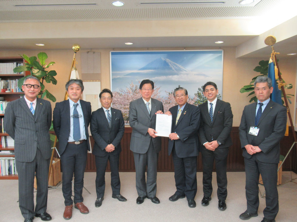 川勝知事（左から４人目）に要望書を手渡した須藤市長（同５人目）＝静岡県庁