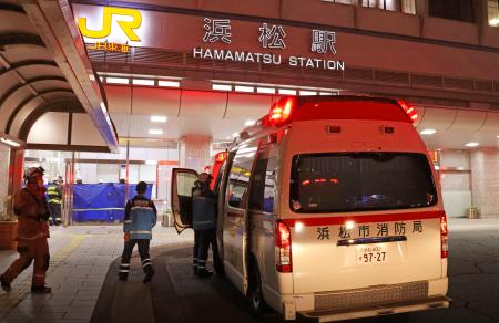 目や喉の痛みなどの体調不良を訴えた新幹線の乗客が搬送されたＪＲ浜松駅＝２日夜、浜松市