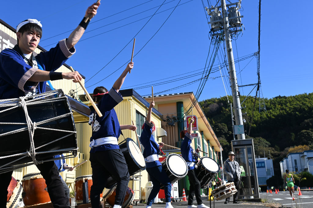 力強い演奏を披露した麻機太鼓保存会＝２日午前、静岡市葵区の流通センター前